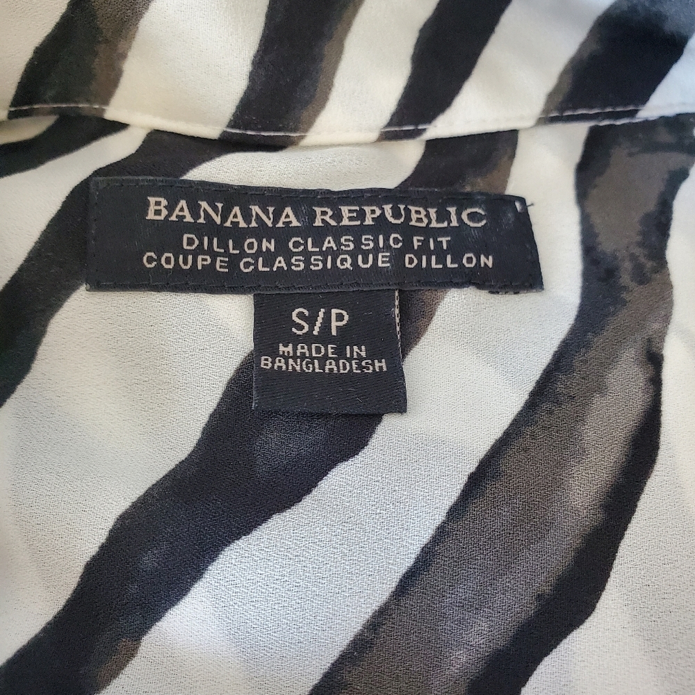 Banana republic zebra print blouse. Size small. - Picture 9 of 9